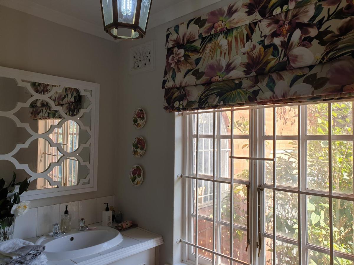 18 Pioneer Kloof Bed and Breakfast Buitenkant foto